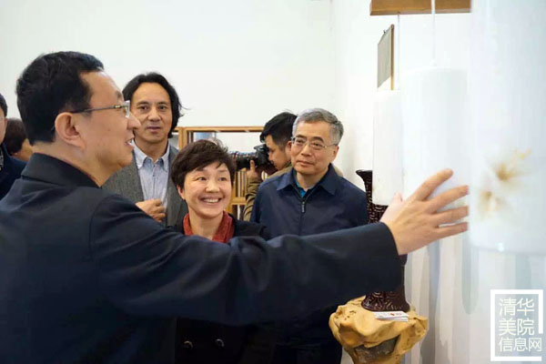 文化部部長雒樹剛在參觀非遺“研培計(jì)劃”試點(diǎn)成果匯報(bào)展時(shí)指出讓優(yōu)秀傳統(tǒng)文化傳出去、活起來
