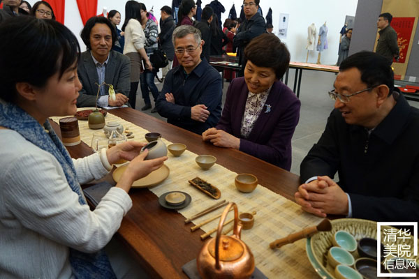 文化部部長雒樹剛在參觀非遺“研培計(jì)劃”試點(diǎn)成果匯報(bào)展時(shí)指出讓優(yōu)秀傳統(tǒng)文化傳出去、活起來