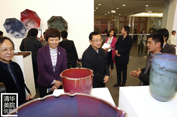 文化部部長雒樹剛在參觀非遺“研培計劃”試點成果匯報展時指出讓優(yōu)秀傳統(tǒng)文化傳出去、活起來